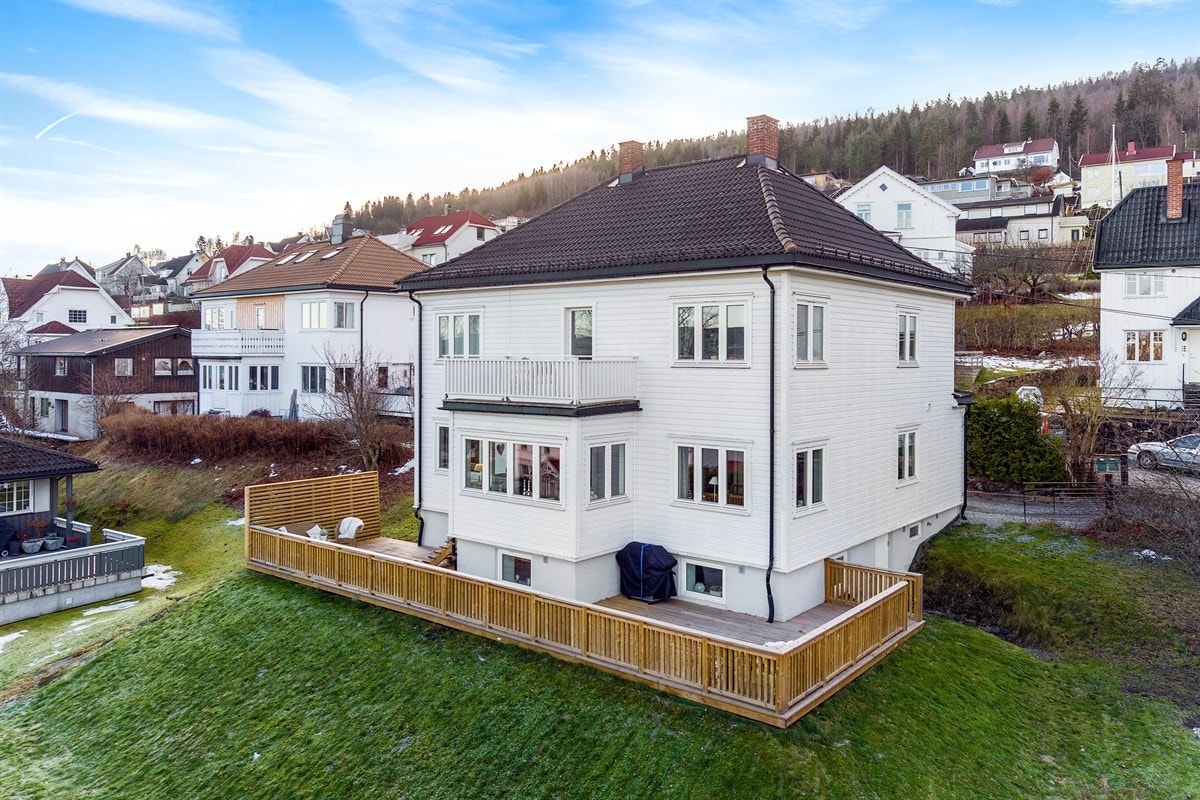 Privatmegleren ved John Granly Steen har gleden av å presentere denne sjarmerende hele tomannsboligen beliggende på Danvik. Stor hoveddel over to plan med bla. 4 soverom, 2 stuer og 2 bad + utleiedel m/leieinntekter på kr. 12 000,- per mnd. Galleribilde