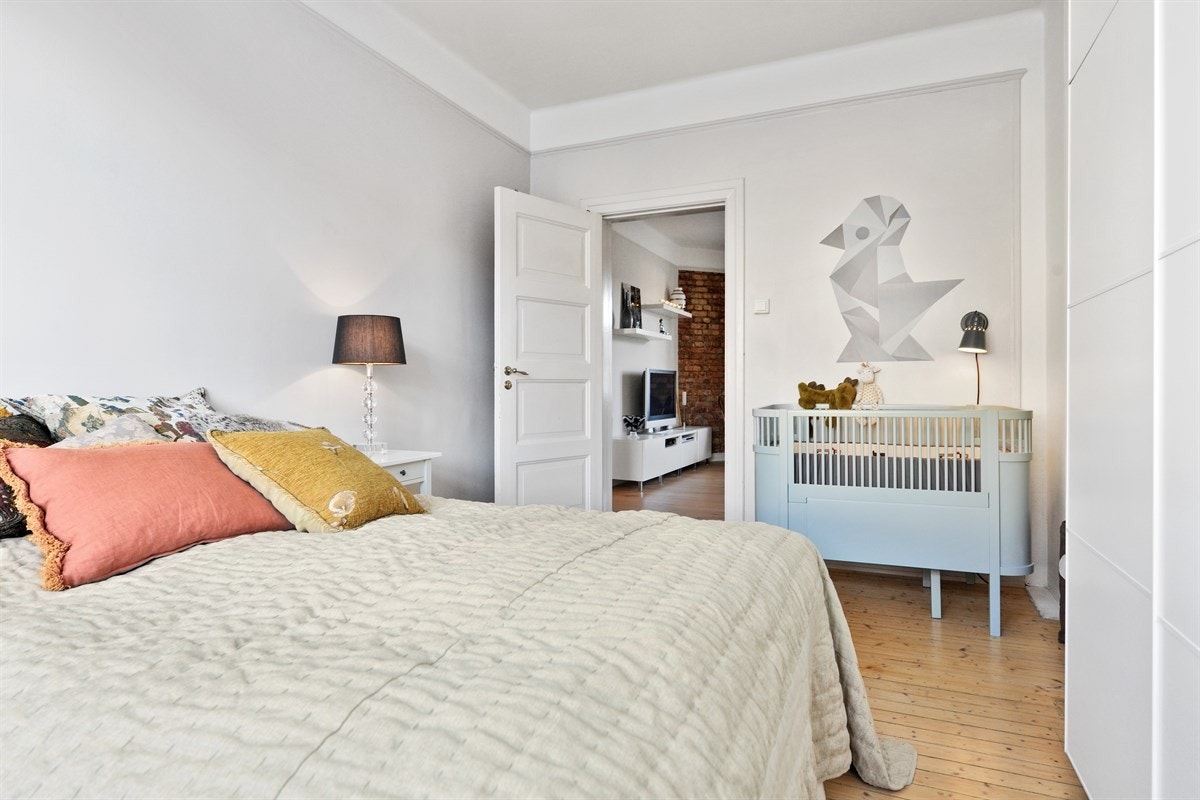 Romslig soverom med plass til stor dobbeltseng vendt ut mot stille og rolig område. Galleribilde