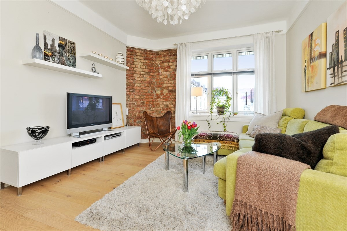 Sjarmerende teglsteinsvegg som skaper en klassisk og rustikk følelse. Galleribilde