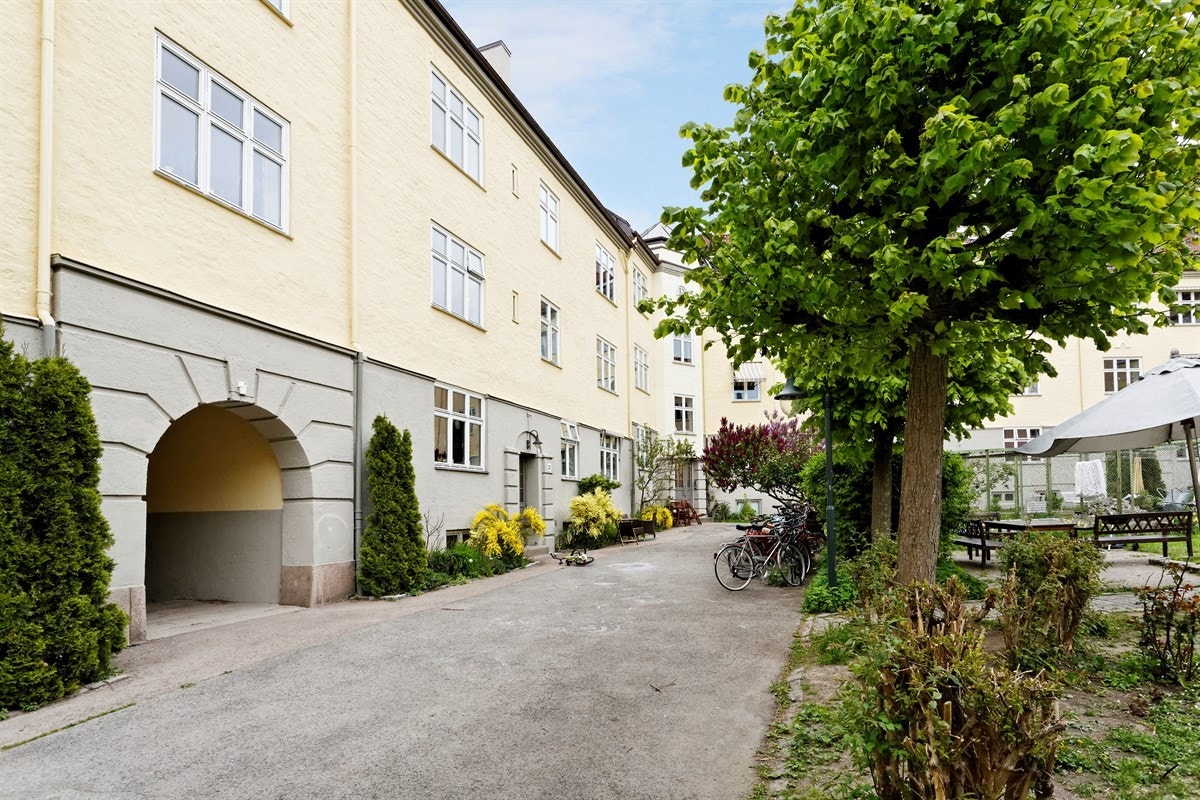 Borettslaget omtekket taket i 2015 og alle vinduer ble skiftet til nye 2-lags i 2006. Galleribilde