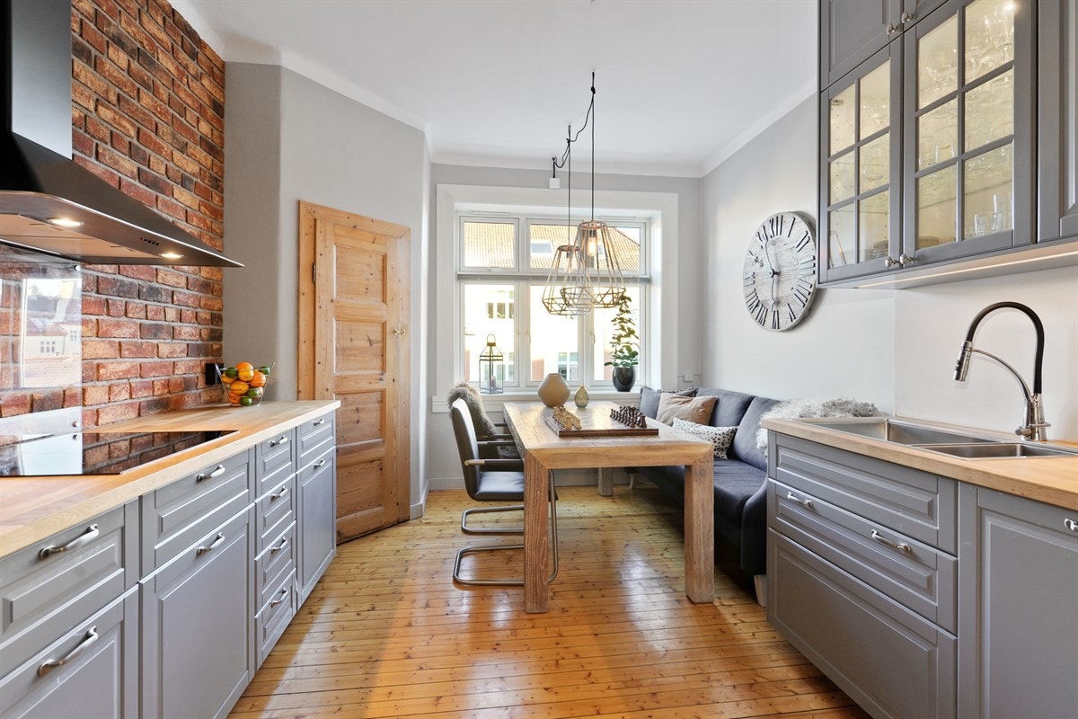 Erling Beck og Eirik Jarlseth v/PrivatMegleren Soria Moria ønsker velkommen til Agathe Grøndahls gate 43 og flotte Lirekassegården! Galleribilde