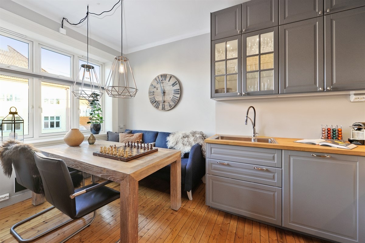 IKEA kjøkkeninnredning fra 2015 med profilerte fabrikkmalte skapfronter med integrerte hvitevarer som oppvaskmaskin, kjøleskap/fryseskap, stekeovn, indukjsonstopp og mikrobølgeovn. Galleribilde