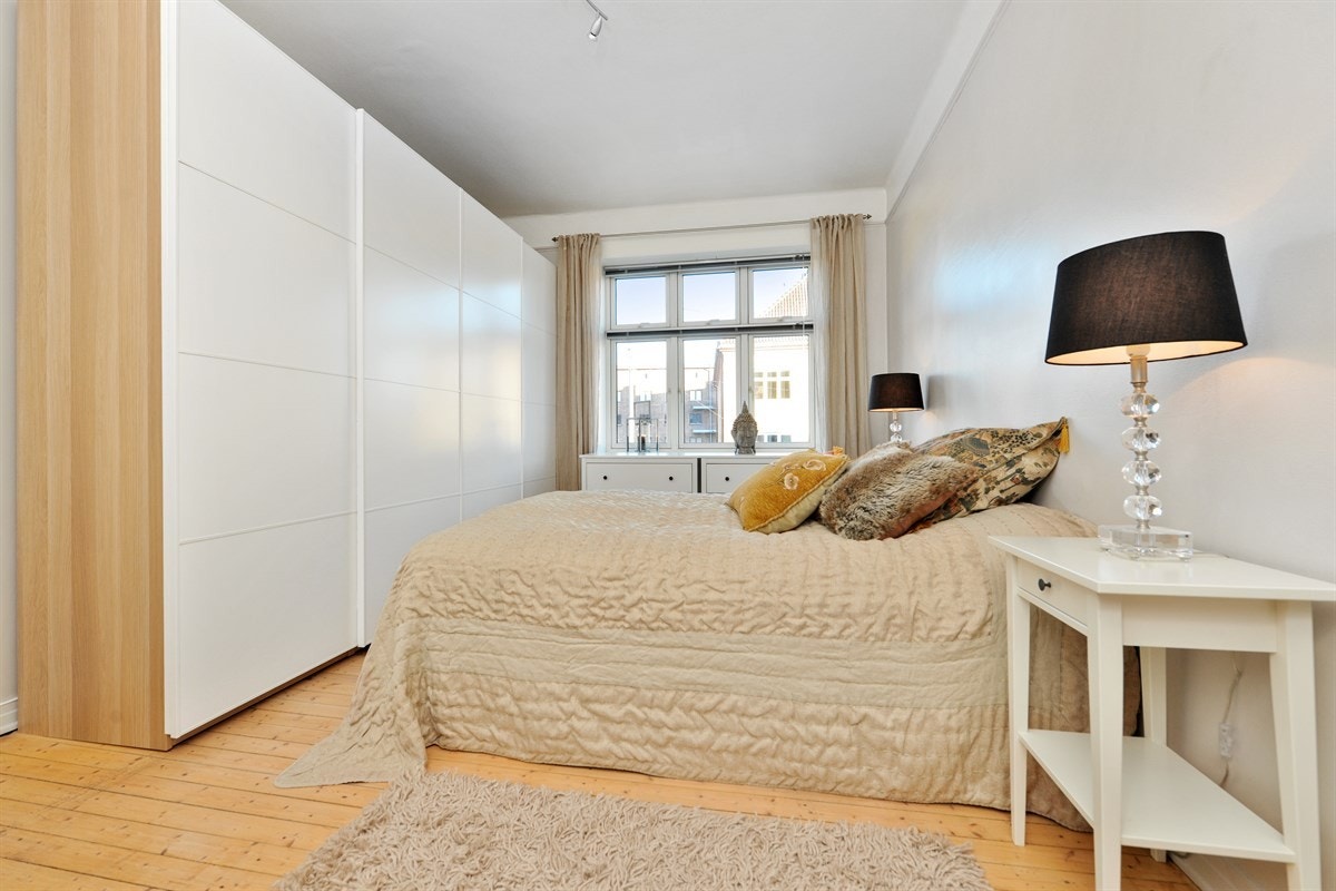 Stor skyvedørsgarderobe til oppbevaring. Galleribilde