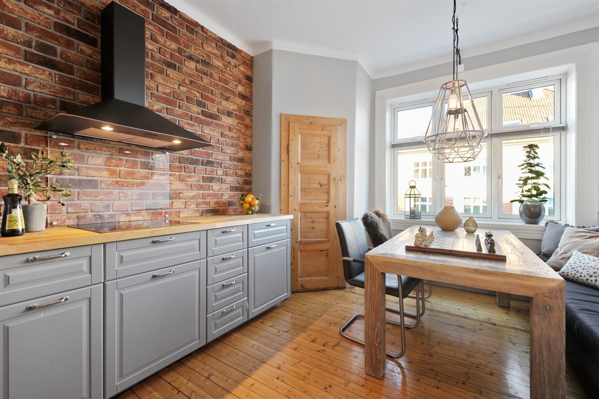 Meget hyggelig og sjarmerende kjøkken med plass til stor spisegruppe som blir et naturlig samlingspunkt. Galleribilde