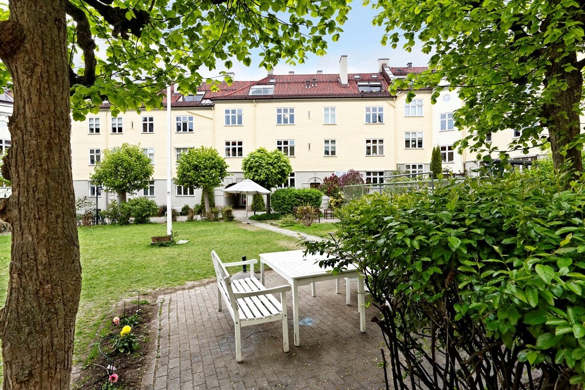 Pent opparbeidet fellesareal med beplantning, internveier, sykkelparkering og sittegrupper. Dette er et perfekt samlingspunkt for sosiale sammenkomster. Galleribilde