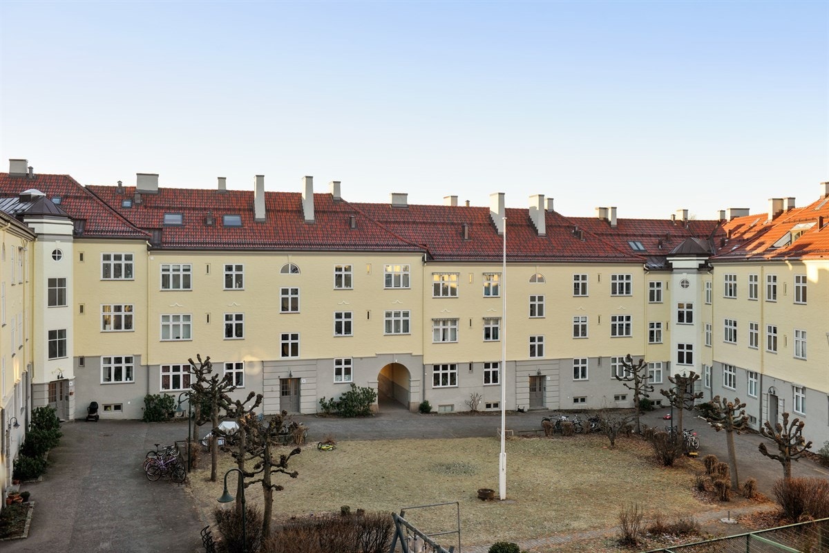 Flott utsikt fra stuen mot indre gårdsrom. Galleribilde