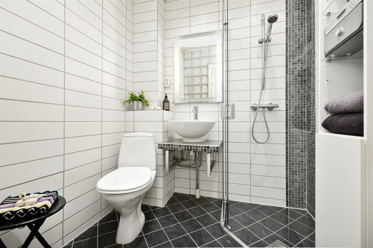 Senket himling på baderom/wc med malt panel med innfelte downlights med dimmer. Varmekabler i gulv tilkoblet termostat. Galleribilde