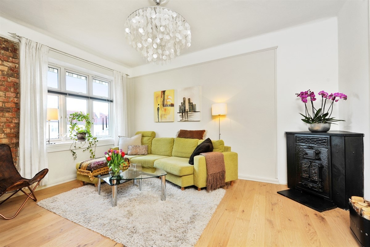 Stor stue med god plass til sofagruppe. Peisovn som kommer godt med på kalde høst -og vinterkvelder. Galleribilde