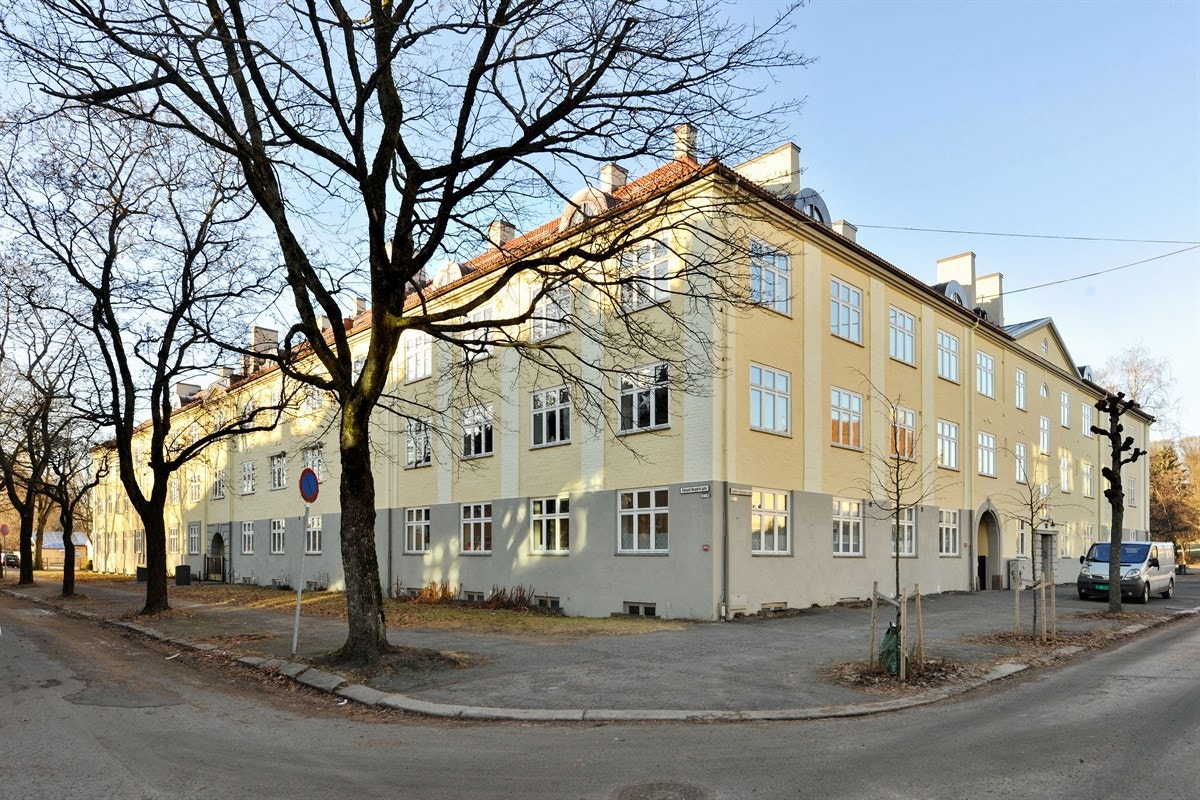 Leiligheten ligger i meget rolig, usjenert og barnevennlig område midt mellom Torshovparken og Torshovdalen - store parkområder som preger nærområdet. Galleribilde