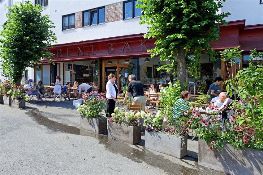 Lofthus Samvirkelag som er bakeri på dagtid og velkjent pizzarestaurant på kveldstid. Galleribilde