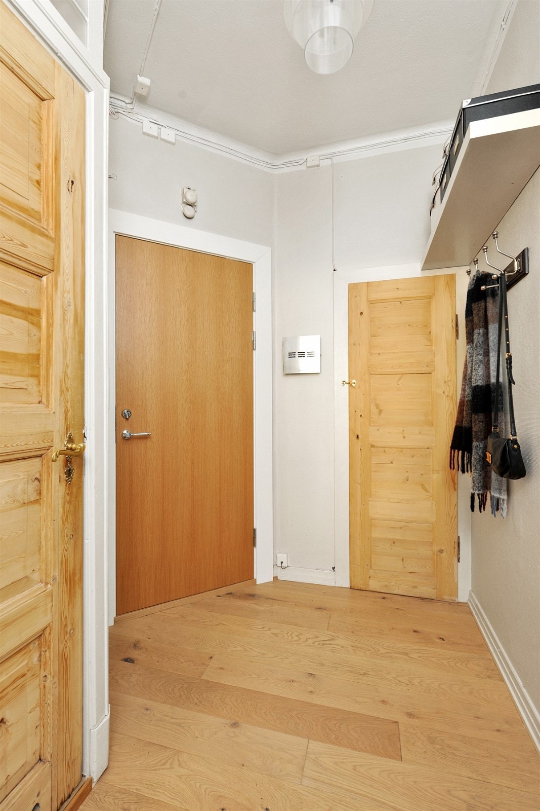 Praktisk entré med plass til av -og påkledning, samt oppheng av ytterklær. Plassbygd garderobeskap til oppbevaring. Galleribilde