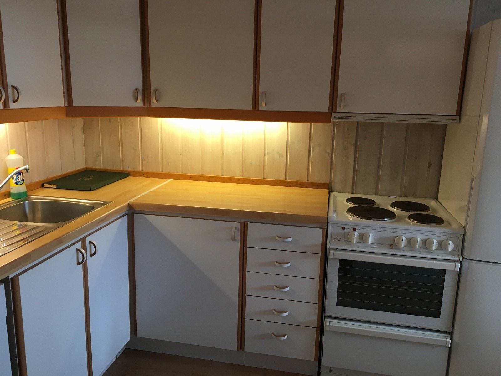 Kjøkken, eldre komfyr med nyere kombiskap Galleribilde