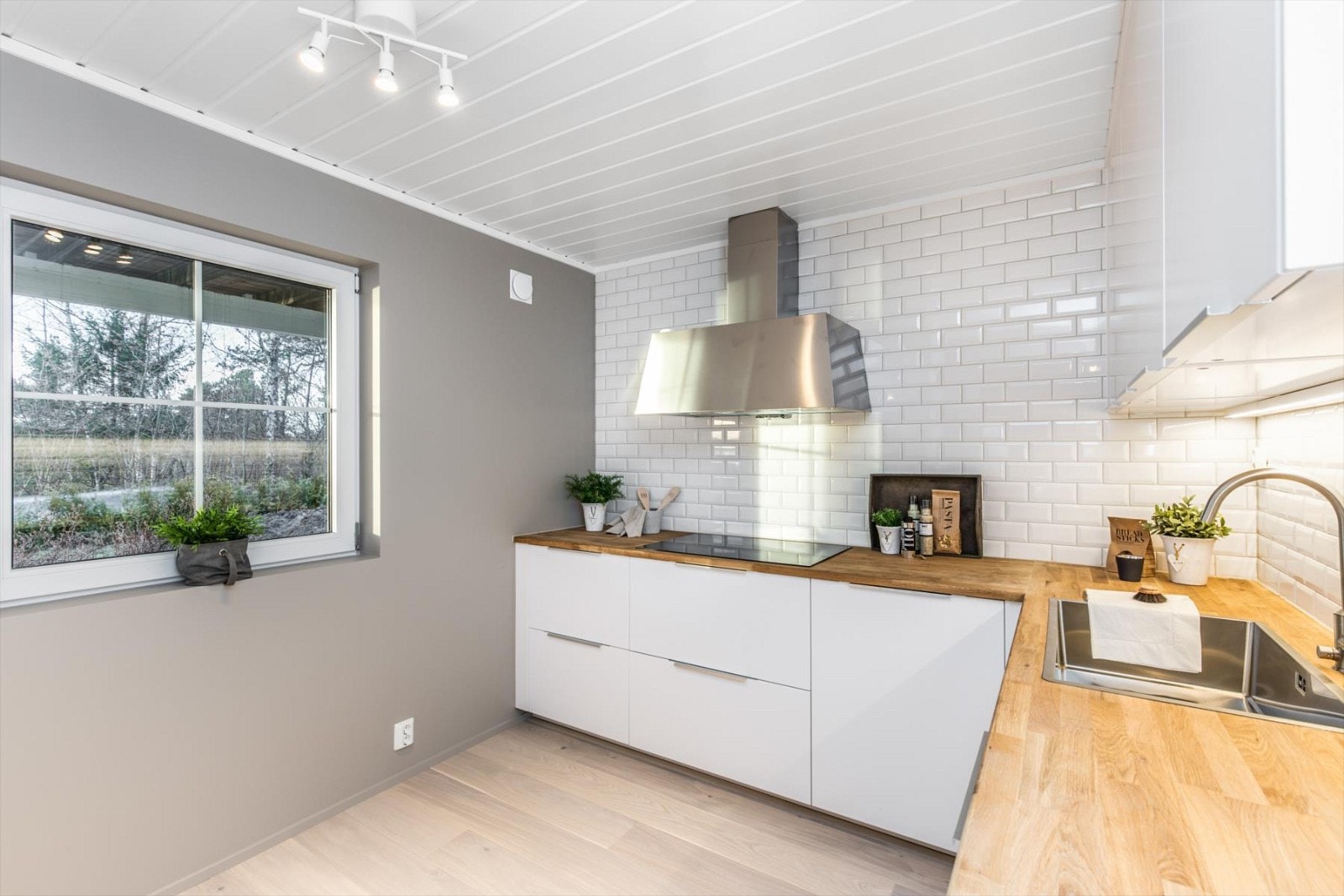 Alt av hvitevarer er integrert; keramisk koketopp, stekeovn og microovn (begge i brysthøyde), oppvaskmaskin, samt kjøl- og fryseskap. Galleribilde