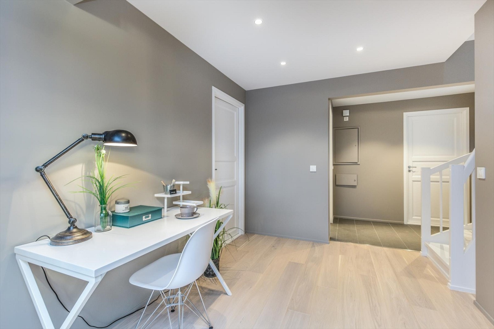 Hall. Dør til venstre er til soverom og dør rett frem er til bod/garderoberom Galleribilde