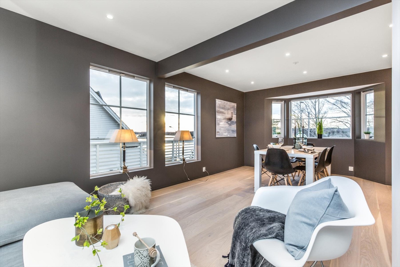 Solide gulver gir et hus et ekstra pent inntrykk og en god følelse. I 2016 er det lagt ny en-stavs eikeparkett i hele boligen, med unntak av fliselagte baderom og inngangspartier. Her fra hovedstuen. Galleribilde