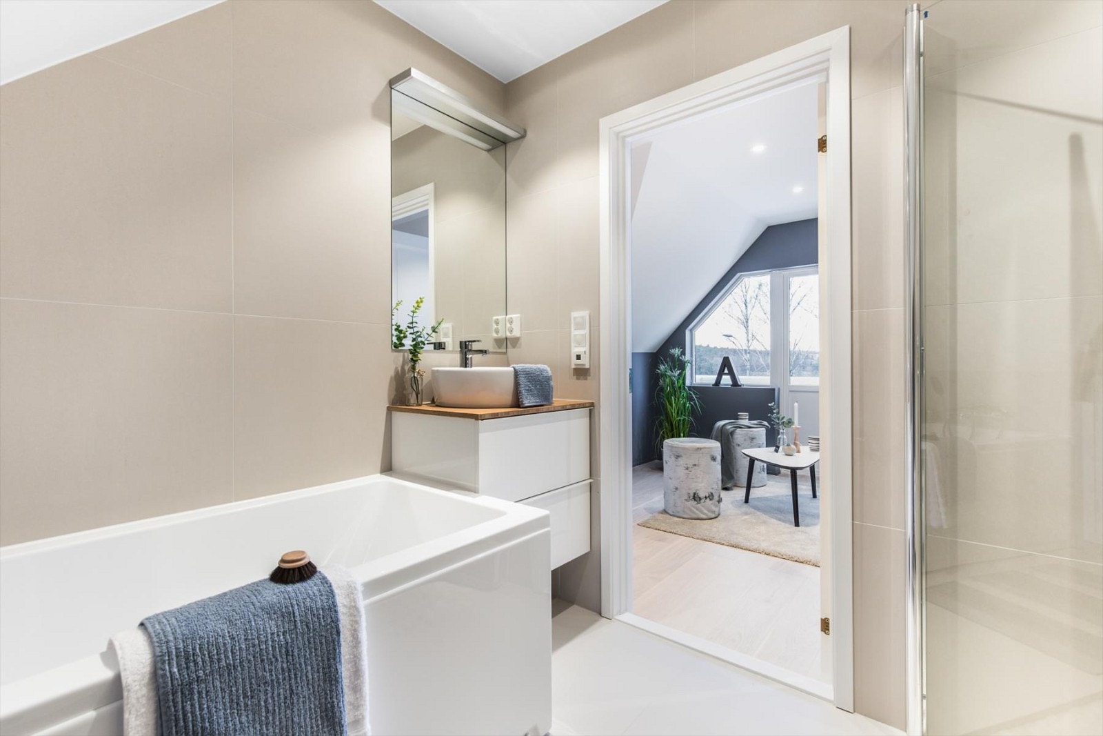 Det er både badekar og dusjnisje.. Galleribilde