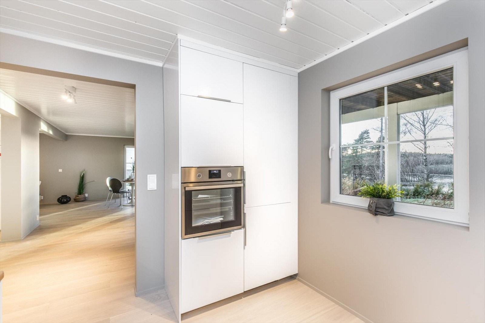 Kjøkkeninnredningen er nylig montert (vinter 2016), med moderne fronter, heltre benkeplater og er utformet med gode løsninger med bl.a. godt med benkeplass og utstrakt bruk av praktiske kolonialskuffer. Galleribilde