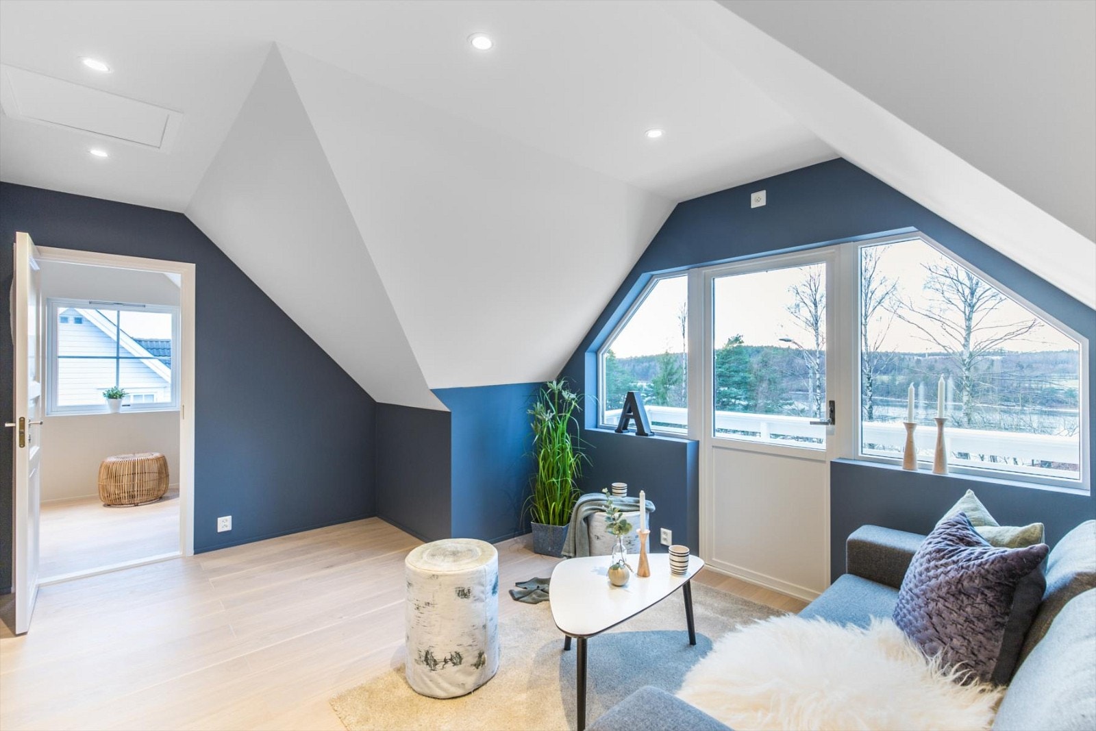 Til venstre sees dør til et av de tre soverommene i denne etasjen. Galleribilde