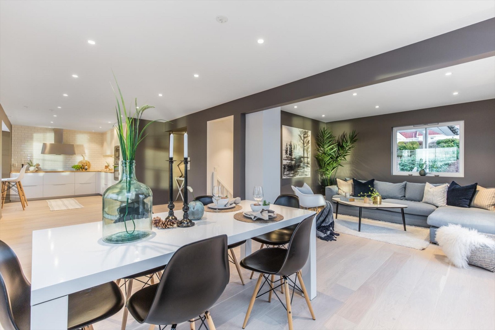 Stuen har en flott løsning i vinkel med kjøkken i den ene enden, plass til sofasalong i den andre enden og en naturlig plass til spiseanretningen sentralt i rommet. Galleribilde