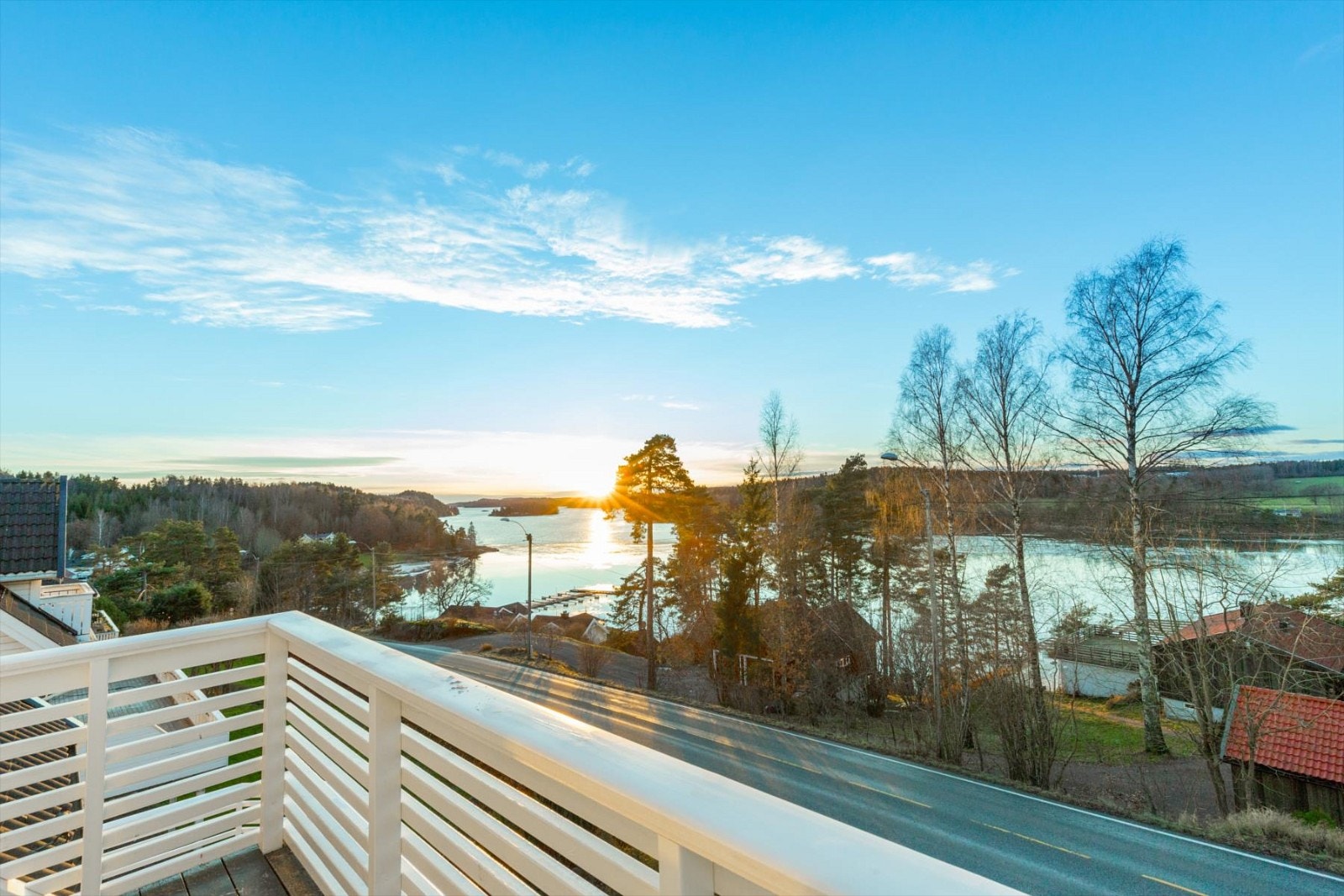 Balkong 2. etasje med flott utsikt mot Vestfjorden og kveldssol. Galleribilde