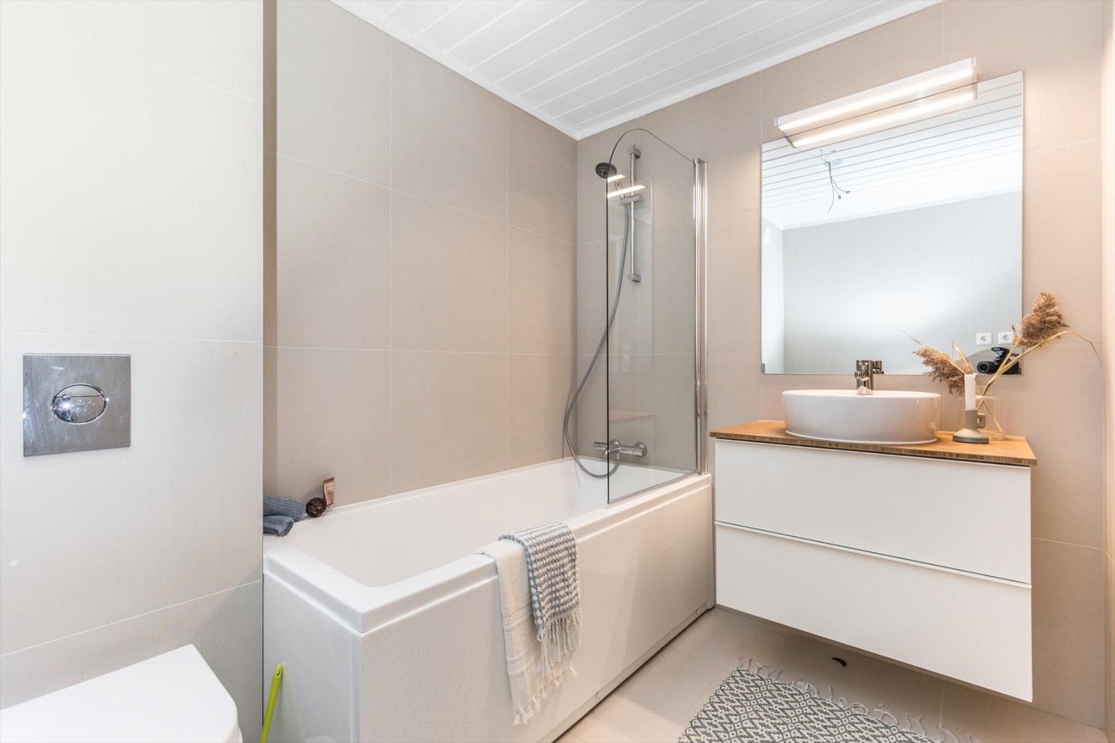 Badet er pent oppusset vinter 2016 med lyse og moderne fliser på gulv og vegger og varmekabler i gulv. Galleribilde