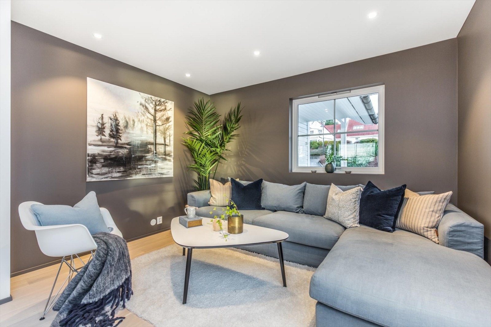 Alle veggflater er nye 2016 av malte og helsparklede gipsplater. Det er listefritt mot taket, noe som gir et moderne preg.
I himlingene i 1. etasje er et utstrakt bruk av innfelte downlights i malte gipsplater. Galleribilde