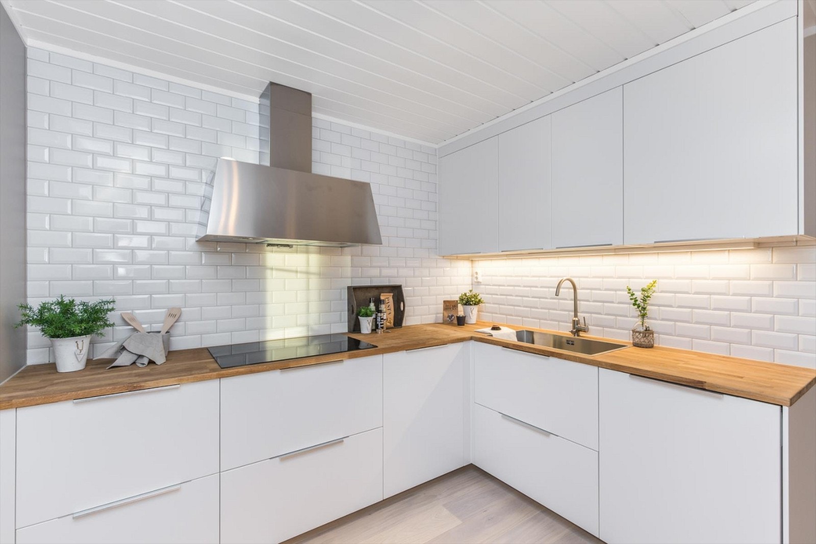 Legg merke til den flotte kjøkkenventilatoren Galleribilde