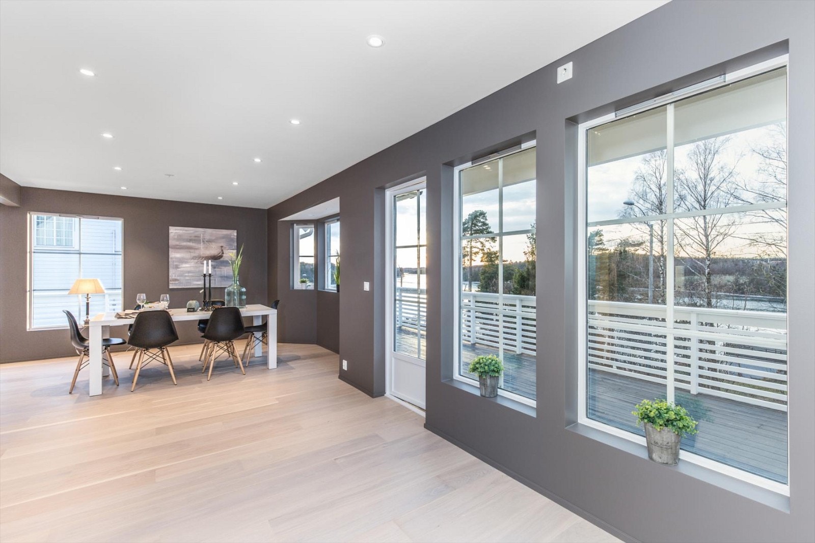 Det er også dør til terrasse mot vest. som gir utgang til en stor og solrik terrasse som også strekker seg rundt sydhjørnet av huset. Galleribilde