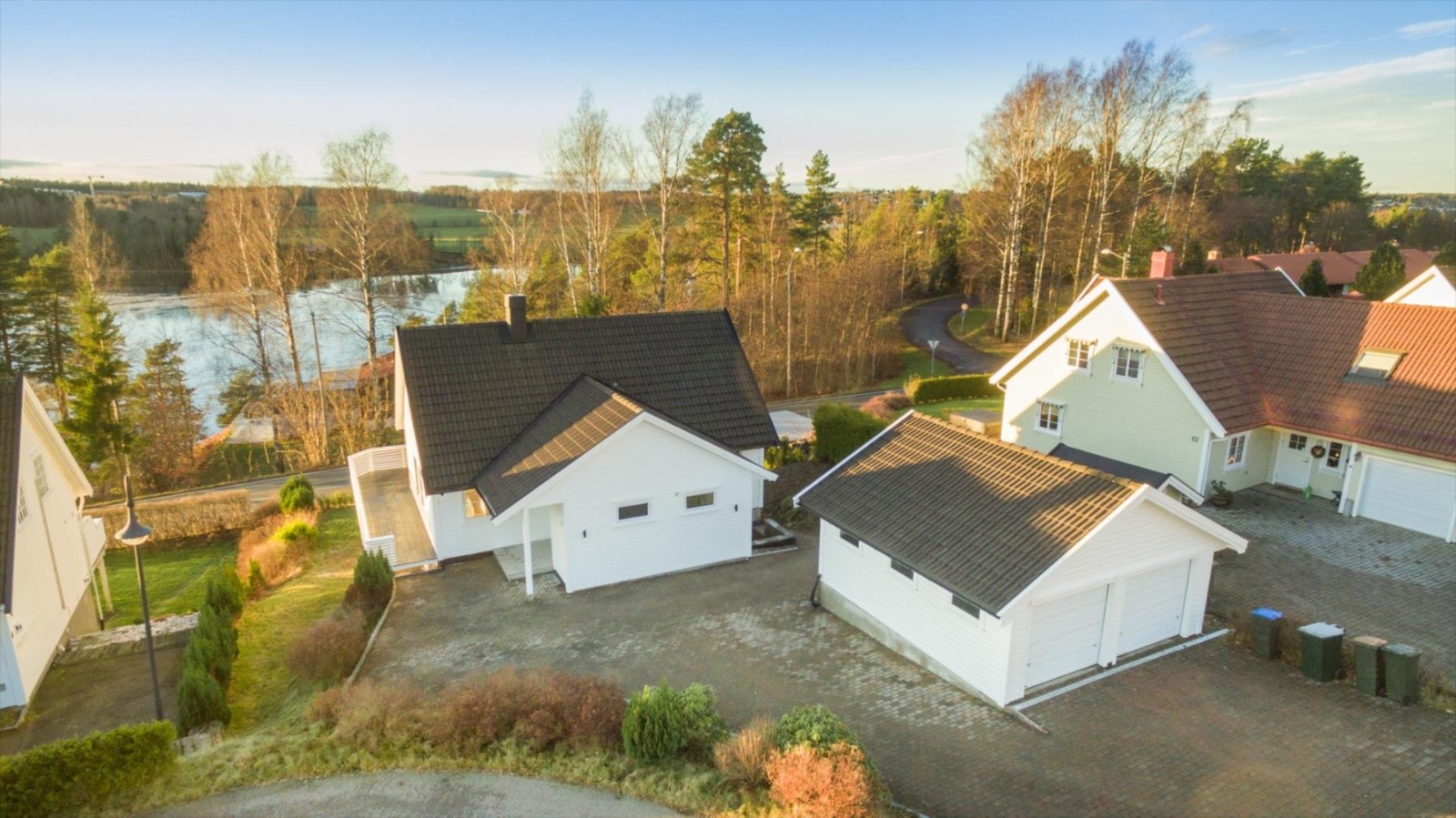 Her i Hellalia på Nøtterøy sin vestside har du store friområder rett utenfor døren, og det er en kort rusletur til badeplass og båtplass. I luftlinje er det kun ca. 100 meter til Vestfjorden med sin livlige båttrafikk og mange flotte oppholdsplasser. Galleribilde