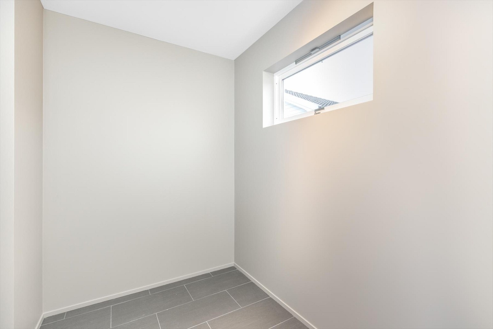 Romslig garderobe i tilknytning til entre 1. etasje. Galleribilde