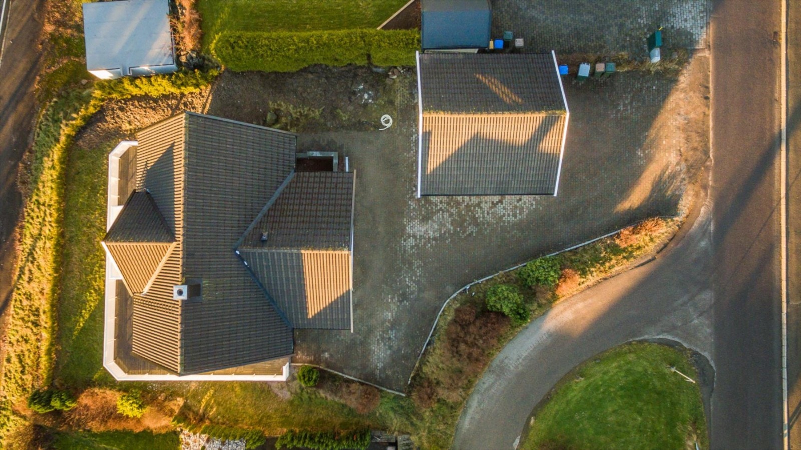 Hagen er orientert mot vest med stor terrasse og hagedel med gressplen. Det er nylig anlagt tujahekk mot Amunrødveien. Galleribilde