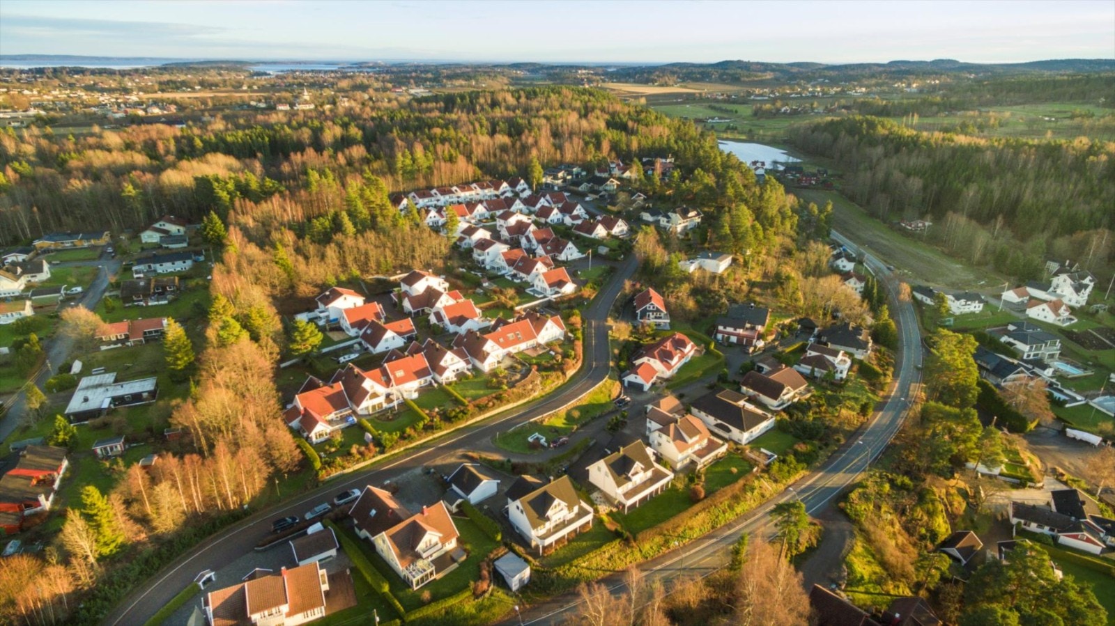 Området hvor boligen ligger i, er oppført med et helhetspreg som gir klare assosiasjoner til "Sørlandsidyll" med hvitmalt bebyggelse og små koselige hager! Galleribilde