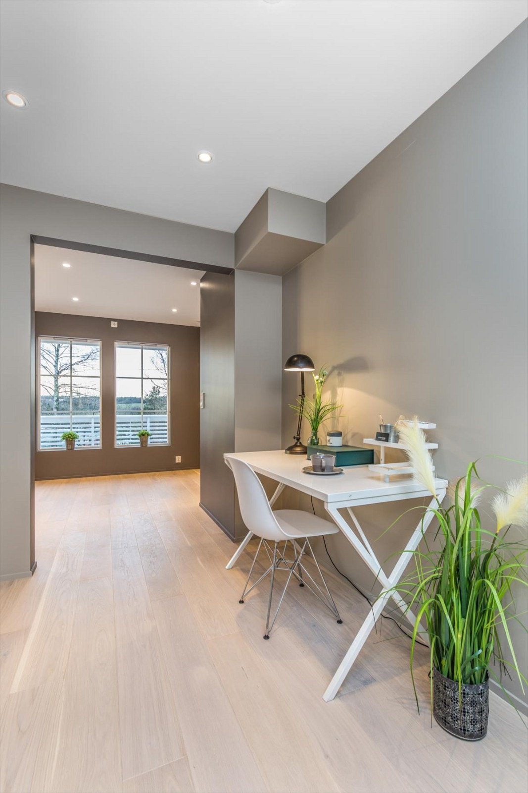 Hallen er såpass romslig at det er plass til skrivebord. Galleribilde