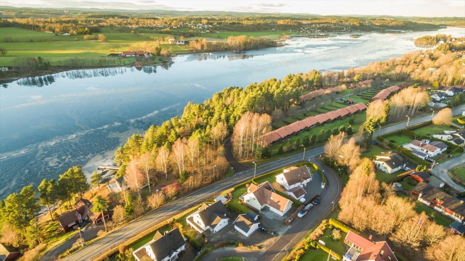 Dagligvareforretning i Vestskogen ligger i avstand på i underkant av 1 km. Omtrent tilsvarende avstand til Borgheim sentrum med spisested, kulturhus, dagligvareforretninger, legesenter m.m.
Det er også kort vei til Teie torv Galleribilde