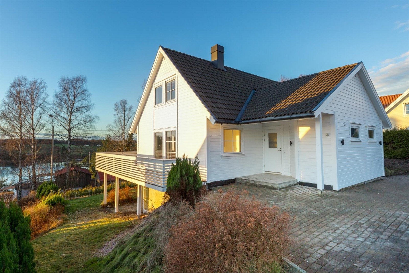 Solrik og pent opparbeidet tomt med flott utsikt mot Vestfjorden og gode solforhold med morgensol ved inngangsparti og formiddag-/ettermiddag-/kveldssol mot sjøen. Galleribilde