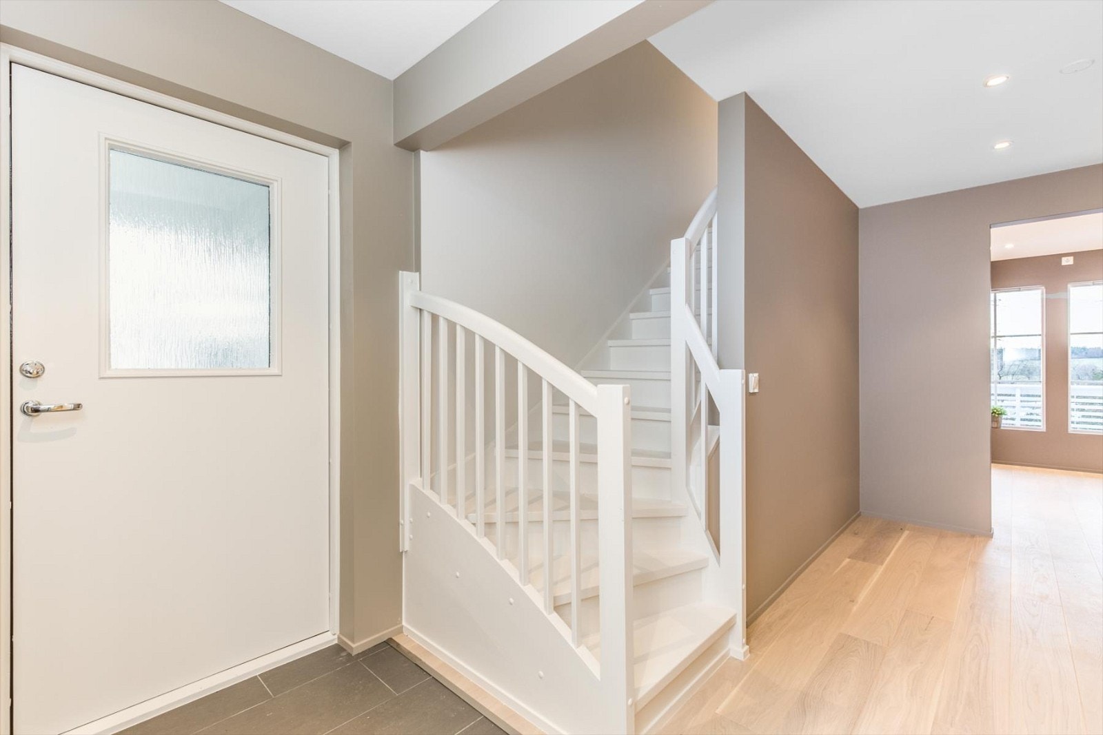 Også hallen er oppusset 2016 med nye vegger, gulv og himling. Det er stort garderoberom i tilknytning til hallen, samt trapp til 2. etasje. Galleribilde