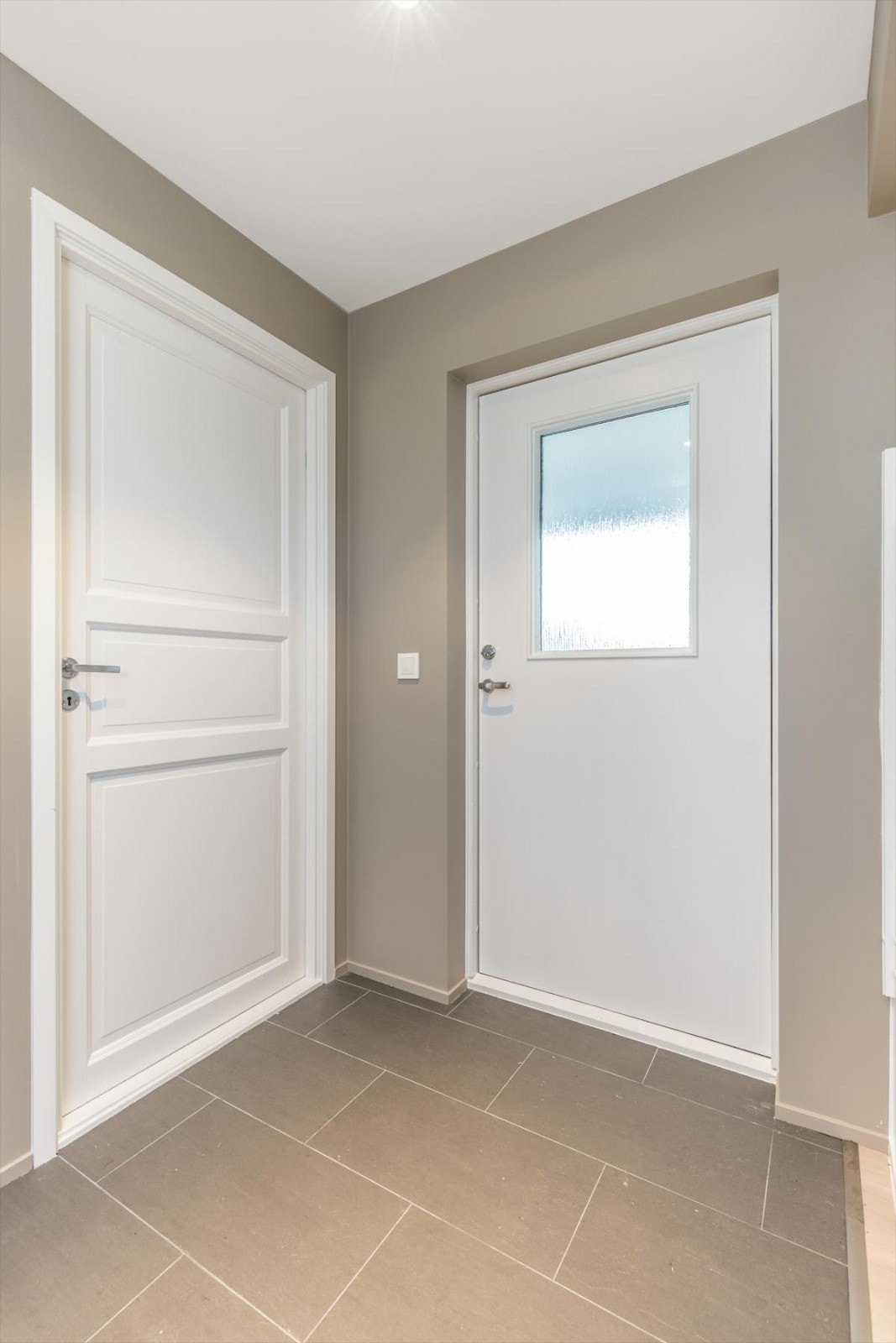 Entre med fliser på gulv Galleribilde