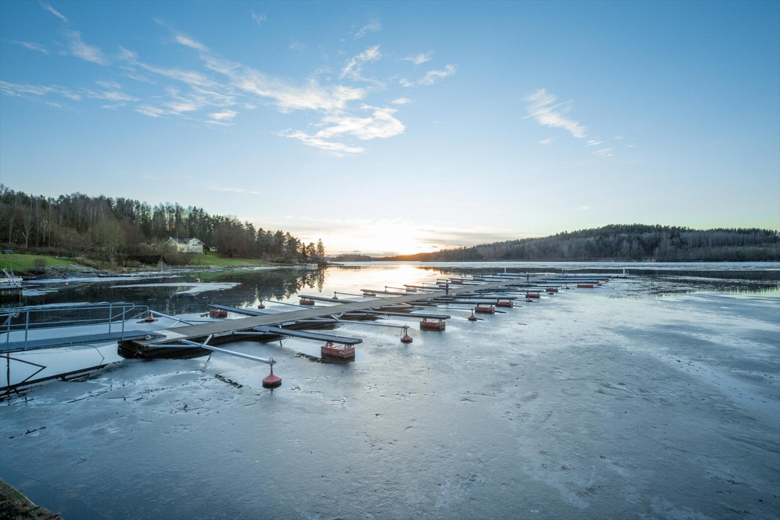Selger har fått indikert at det er mulig å skaffe båtplass på felles bryggeanlegg som ligger ca 100 meter i luftlinje fra eiendommen. Bryggeanlegget er av god kvalitet. Galleribilde