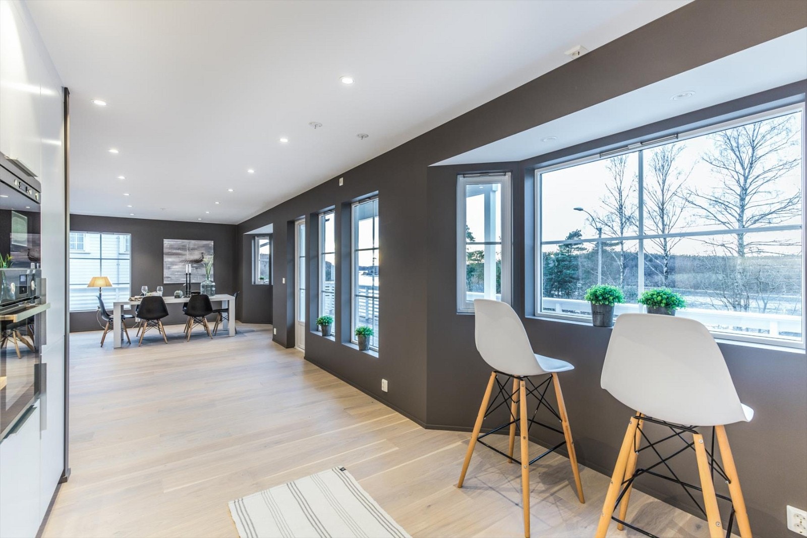 Det er utstrakt bruk av vindusflater på vestveggen, som vender mot vannet. Dette gir en flott sjøutsikt. Galleribilde