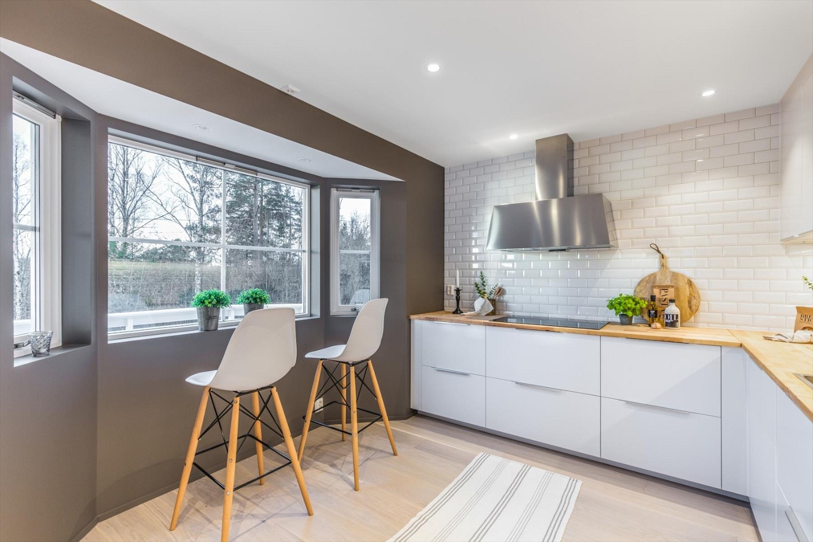 Det er fliselagt over benkeplate og helt opp til himling. Galleribilde