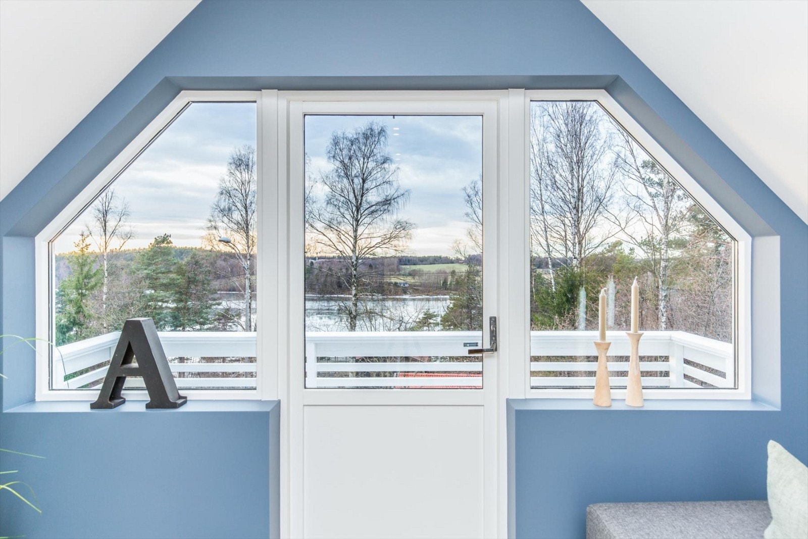 Flott utsikt fra loftstuen, hvor det også er utgang til balkong Galleribilde