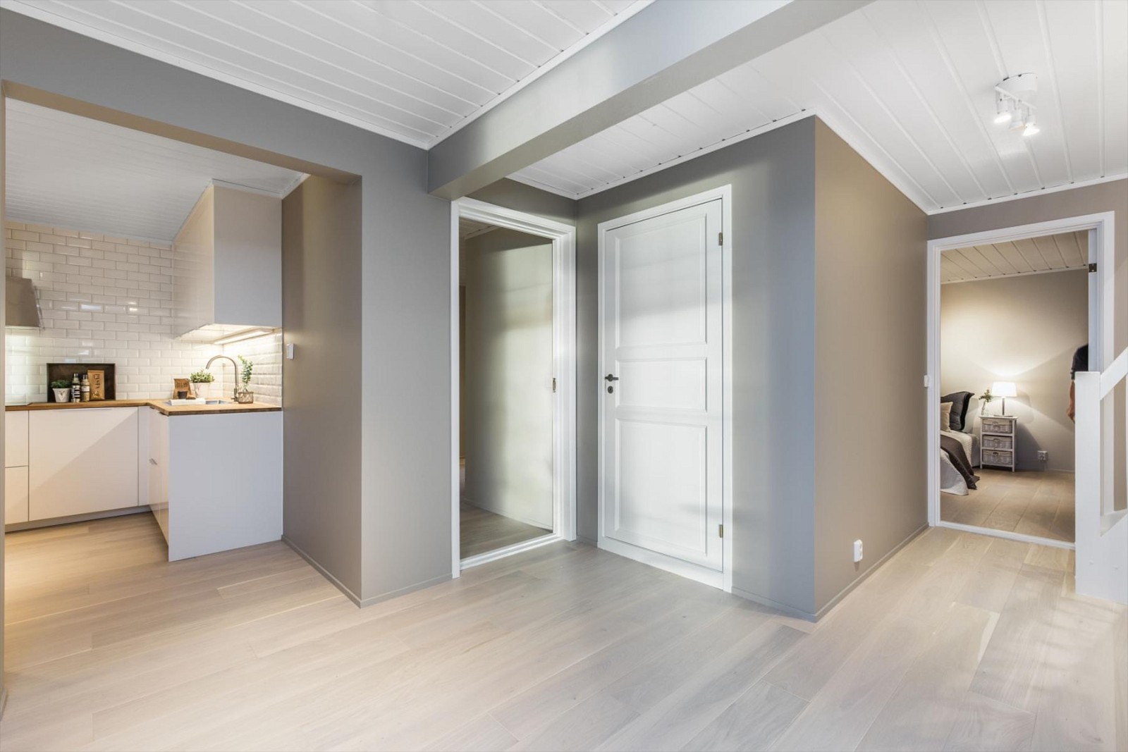 Det er åpen løsning til kjøkkenet fra stuen Galleribilde