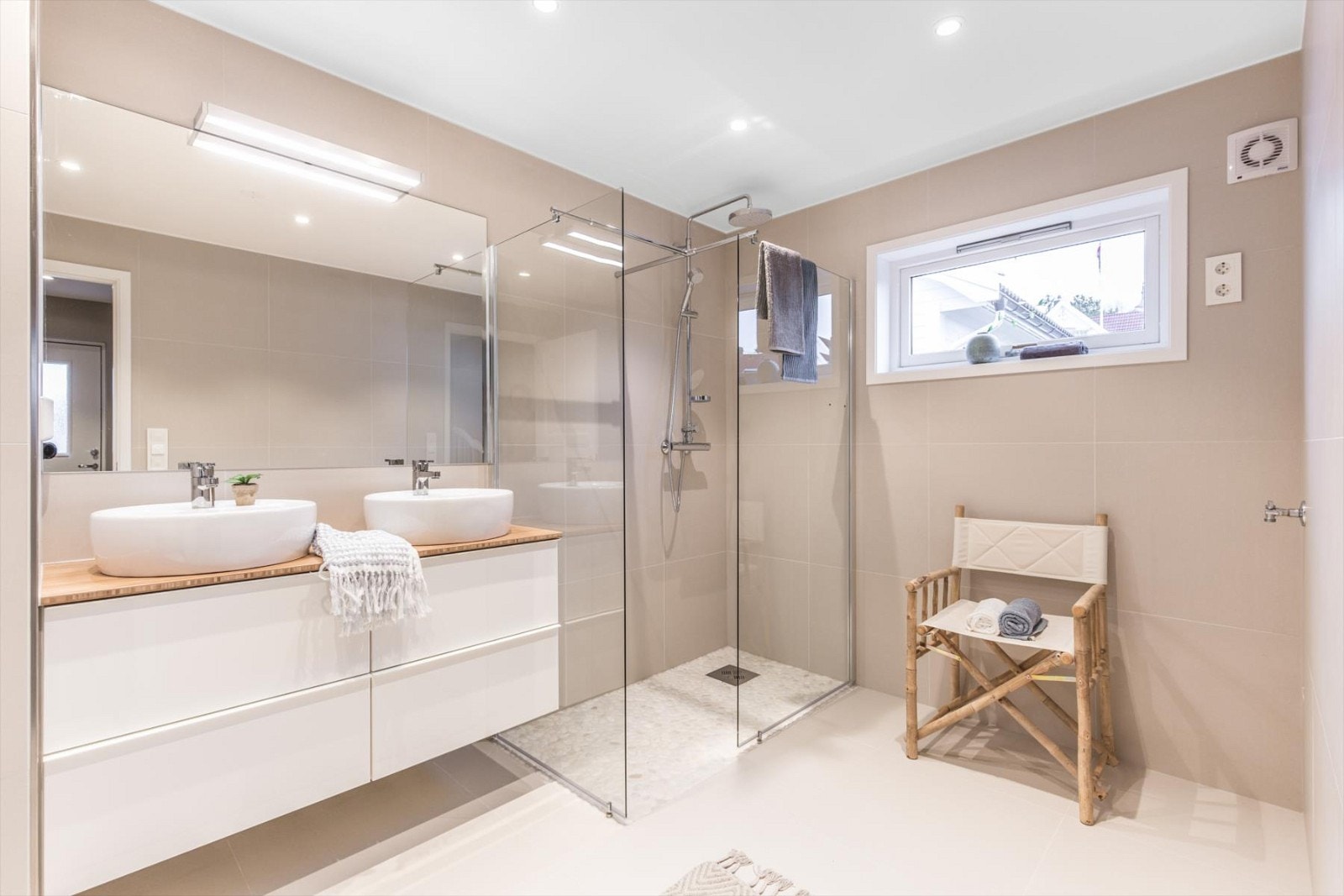 Bad 1. etasje er et romslig og virkelig delikat rom som er oppusset vinter 2016. Legg merke til den romslige dusjnisjen. Galleribilde