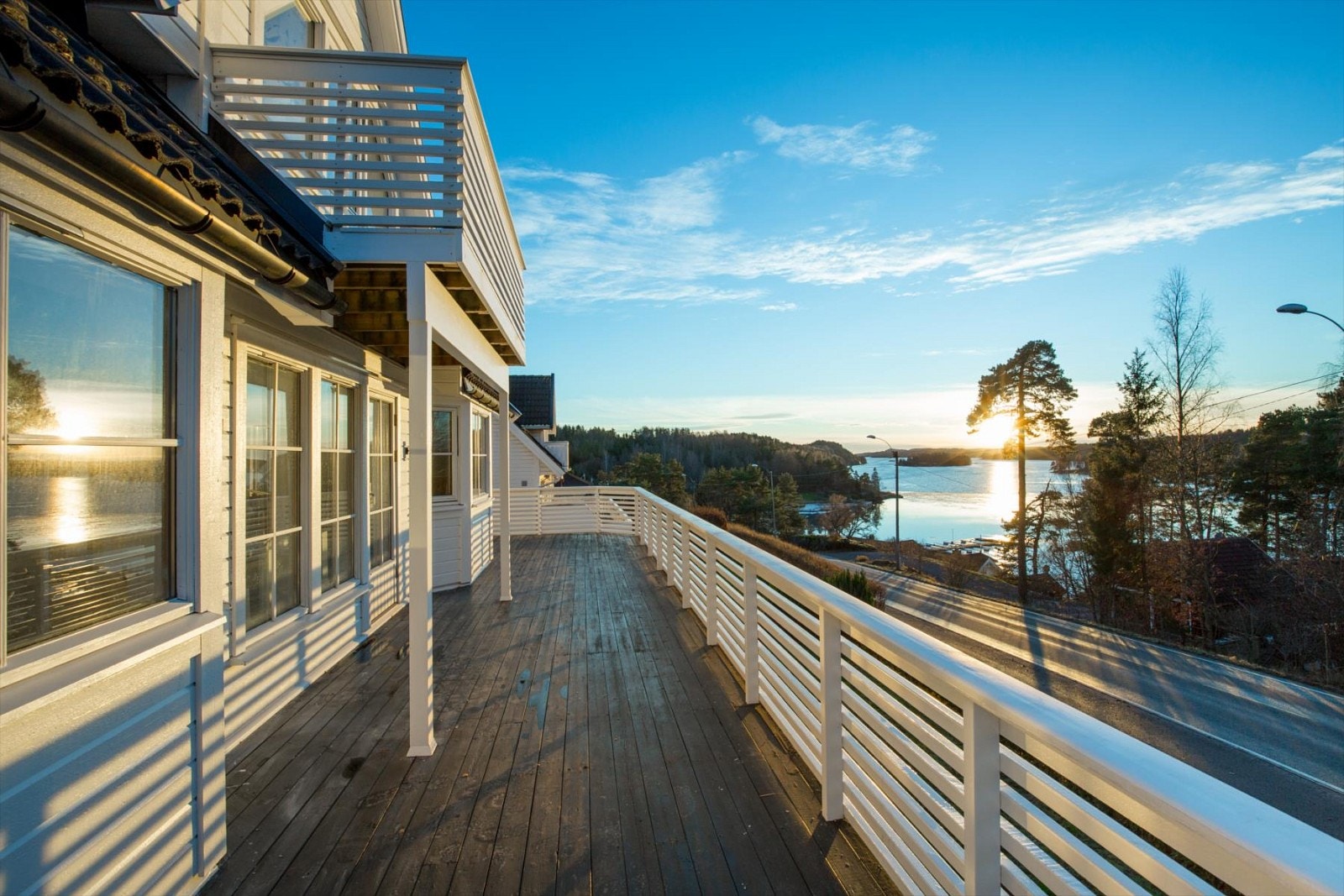 Stor og herlig terrasse på ca. 42 m² som strekker seg langs syd- og vestveggen, noe som gjør den svært solrik. Her kan du nyte en flott utsikt mot Vestfjorden og lange soldager med sen kveldssol. Galleribilde