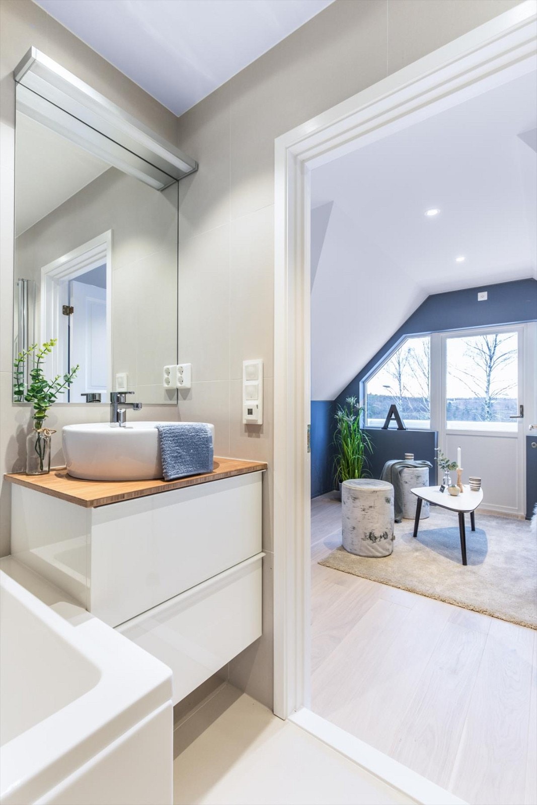 ...i tillegg til vegghengt toalett, servant på baderomsinnredning med underskap og speil. Galleribilde