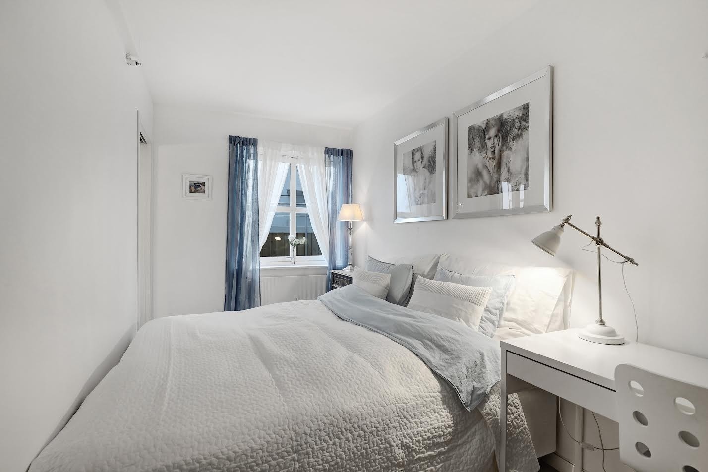 Soverom - Plass til dobbeltseng, kontorpult og garderobeskap. Galleribilde