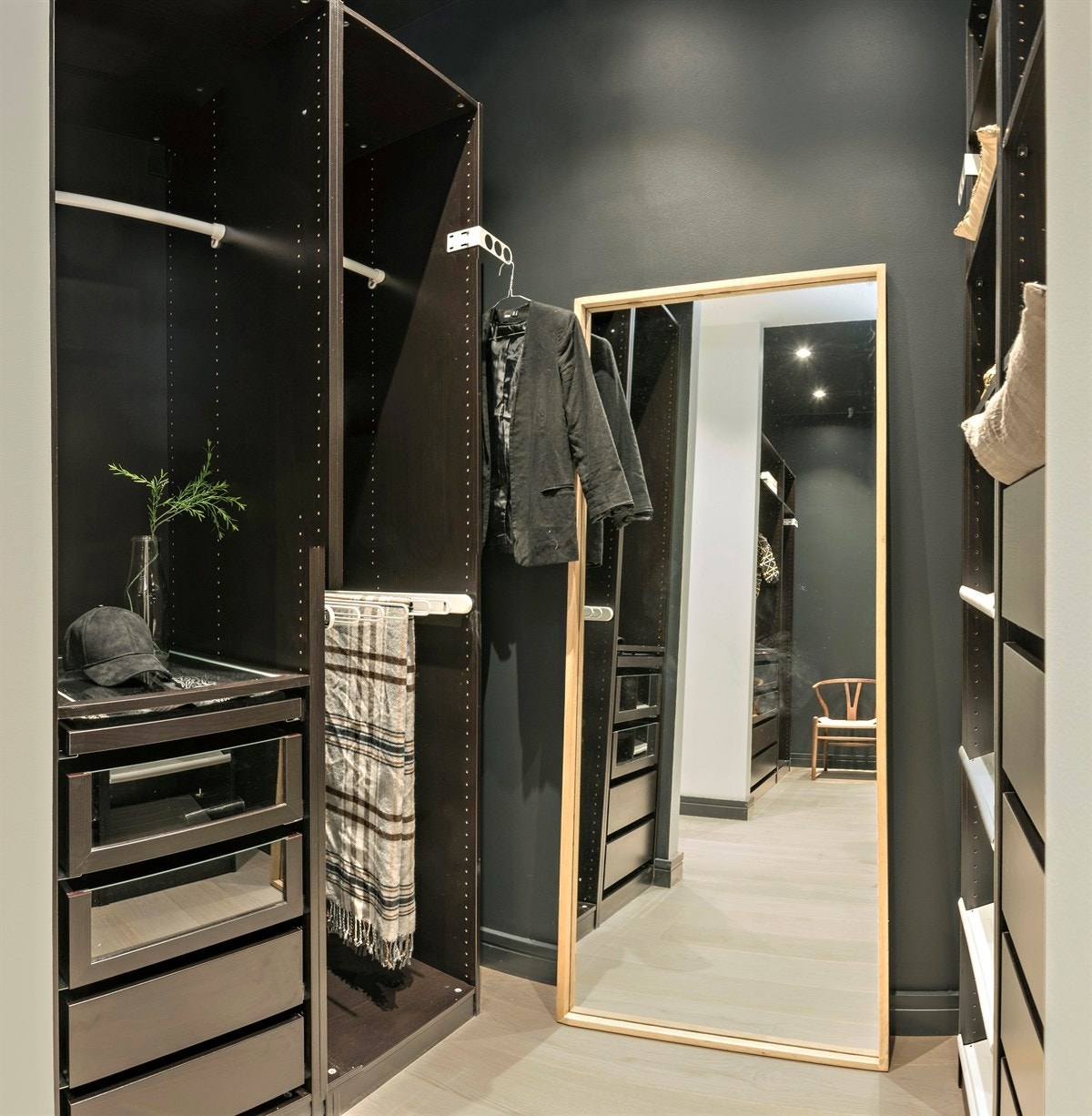 Walk-in-garderoben er todelt - en del for han og en for henne Galleribilde