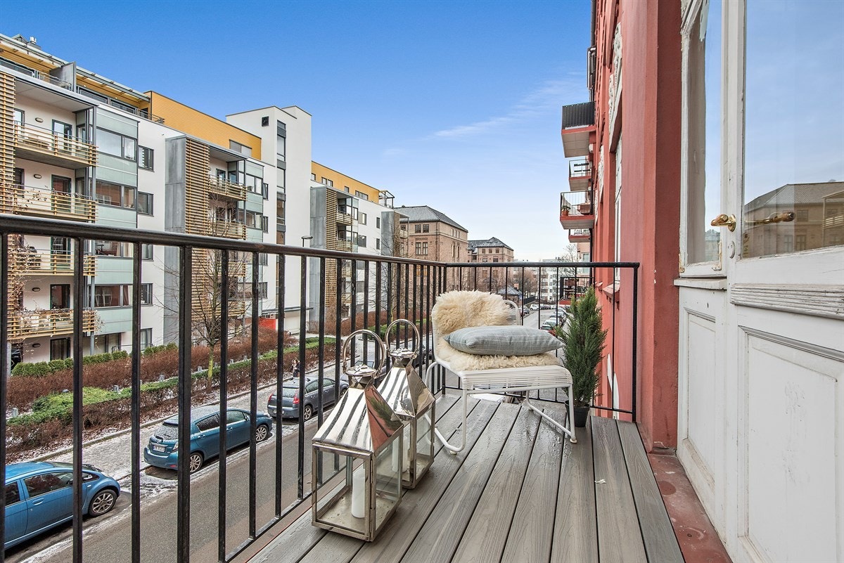 Hyggelig, solrik balkong ut mot Stensberggata Galleribilde