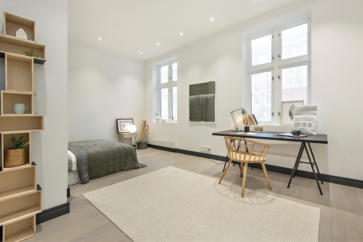 Soverom 2 - stort soverom mot bakgård med god plass til det man måtte ønske - perfekt som barnerom med egen "lekeavdeling", filmrom/kontor og gjesterom Galleribilde