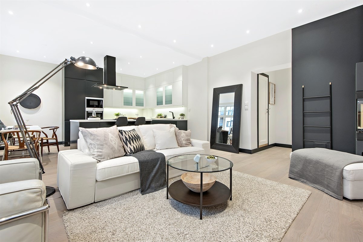 Stor, åpen stueløsning med god plass til sittegruppe - store vinduer og god takhøyde Galleribilde